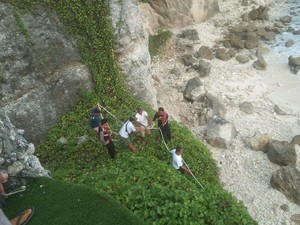Nahas! Asyik Foto di Karang Nusa Penida, Bule Aussie Digulung Ombak
