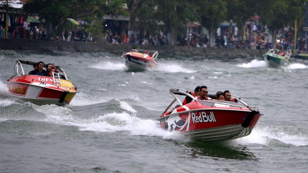 Wisatawan menaiki speedboat di lokasi wisata Telaga Sarangan di Magetan, Jawa Timur, Rabu (26/4/2023). Destinasi wisata alam tersebut masih ramai dikunjungi ribuan wisatawan dari berbagai daerah pada H+4 Lebaran. ANTARA FOTO/Fikri Yusuf/tom.