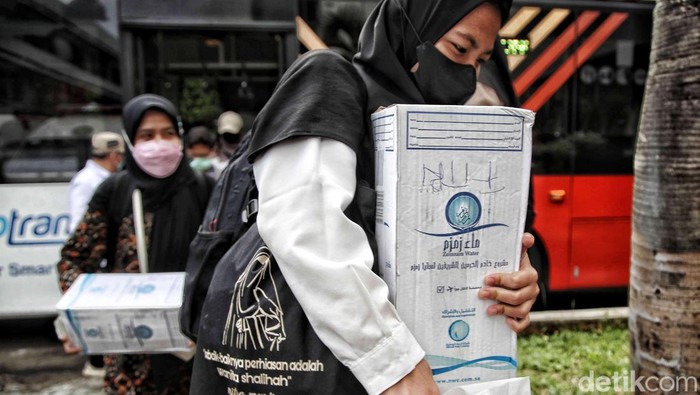 Sebanyak 385 warga Negara Indonesia (WNI) dari Sudan telah tiba di Asrama Haji, Pondok Gede, Jakarta Timur (Jaktim). Ada sekitar 13 bus TransJakarta yang membawa sekitar ratusan WNI tersebut.