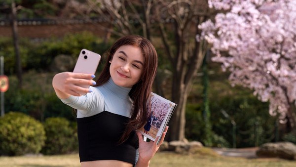 Suratda ayolning oyoqlarini yoygan holda yotgani tasvirlangan.