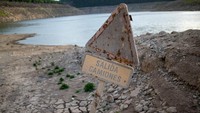 Bahkan sebuah tanda muncul dari dasar waduk akibat kekeringan. 