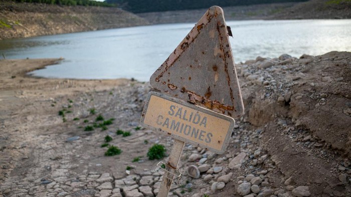 1486160587 PONTS, LLEIDA CATALONIA, SPAIN - APRIL 28: Lack of water in the Canal d'Urgell, on 28 April, 2023 in Ponts, Lleida, Catalonia, Spain. The Canal d'Urgell has been closed for agricultural use due to the decrease in flow caused by the drought. It is the first time that this infrastructure has been closed in 160 years. There are only 12 cubic meters of water per second and it will drop even to two cubic meters if it does not rain soon. The trade union Unio de Pagesos has asked to ensure feed and water for extensive livestock farming, proposing an assessment of the expected loss of the cereal harvest, and to allow the use of pasture for extensive livestock farming. (Photo By Lorena Sopena/Europa Press via Getty Images)