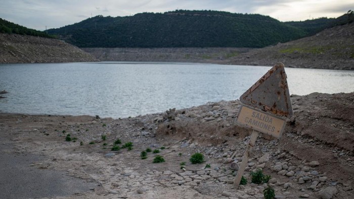 1486160587 PONTS, LLEIDA CATALONIA, SPAIN - APRIL 28: Lack of water in the Canal d'Urgell, on 28 April, 2023 in Ponts, Lleida, Catalonia, Spain. The Canal d'Urgell has been closed for agricultural use due to the decrease in flow caused by the drought. It is the first time that this infrastructure has been closed in 160 years. There are only 12 cubic meters of water per second and it will drop even to two cubic meters if it does not rain soon. The trade union Unio de Pagesos has asked to ensure feed and water for extensive livestock farming, proposing an assessment of the expected loss of the cereal harvest, and to allow the use of pasture for extensive livestock farming. (Photo By Lorena Sopena/Europa Press via Getty Images)