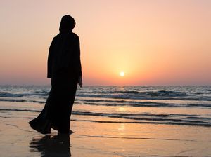 8 Adab Berpakaian dalam Islam bagi Perempuan & Laki-laki