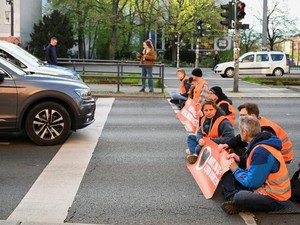 Aktivis Iklim Blokir Ruas Jalanan Berlin Selama 10 Hari Berturut-turut