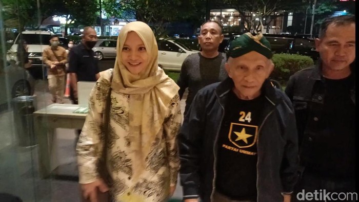 Amien Rais dan putrinya, Hanum Rais, menonton film Buya Hamka di Empire XXI, Jogja, Sabtu (29/4/2023) malam.