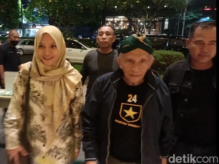Amien Rais dan putrinya, Hanum Rais, menonton film Buya Hamka di Empire XXI, Jogja, Sabtu (29/4/2023) malam.