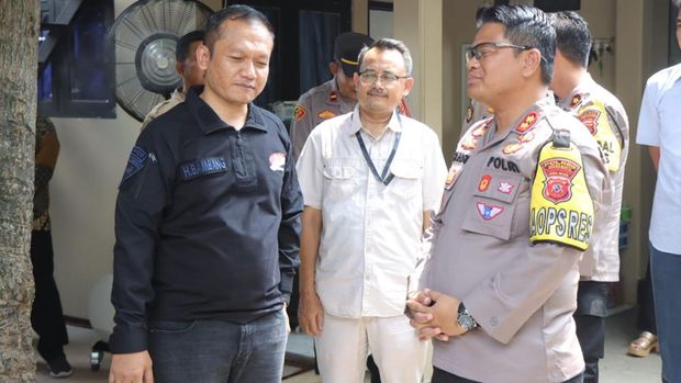 Anggota DPR RI Bambang Hermanto (kiri) dan Kapolres Indramayu AKBP M Fahri Siregar (kanan)
