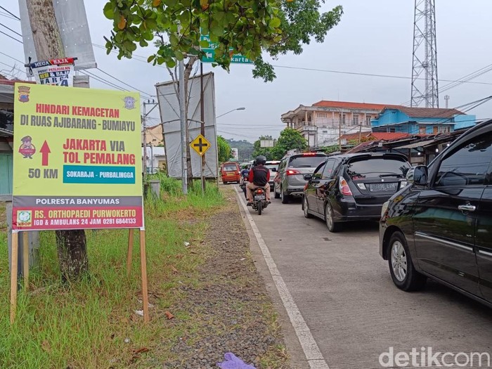 Antrean kendaraan di lampu merah simpang Buntu, Kabupaten Banyumas, menuju Tol Pemalang via Kabupaten Purbalingga, Jawa Tengah, Sabtu (29/4/2023).