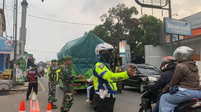 Aparat TNI-Polri saat mengatur lalu lintas arus balik di jalur Garut, Sabtu (29/4/2023).