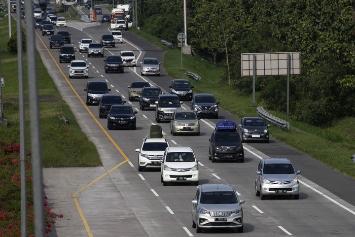 Sejumlah kendaraan melintasi Jalan Tol Palimanan-Kanci (Palikanci) di Cirebon, Jawa Barat, Sabtu (29/4/2023). Pada H+6 Lebaran, arus balik di tol Palikanci dari arah Jateng menuju Jakarta terpantau padat. ANTARA FOTO/Dedhez Anggara/foc.