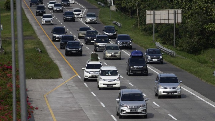 Sejumlah kendaraan melintasi Jalan Tol Palimanan-Kanci (Palikanci) di Cirebon, Jawa Barat, Sabtu (29/4/2023). Pada H+6 Lebaran, arus balik di tol Palikanci dari arah Jateng menuju Jakarta terpantau padat. ANTARA FOTO/Dedhez Anggara/foc.