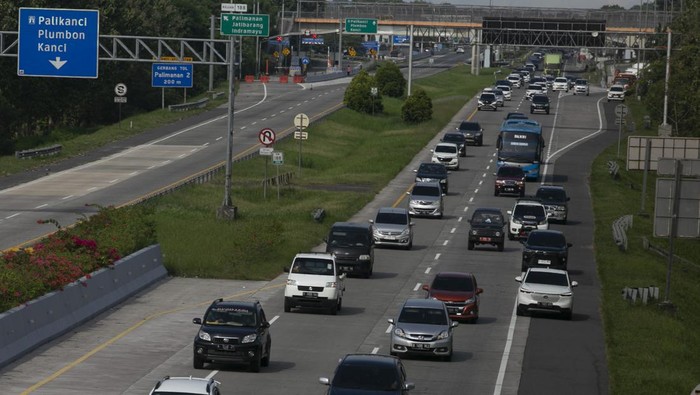 Sejumlah kendaraan melintasi Jalan Tol Palimanan-Kanci (Palikanci) di Cirebon, Jawa Barat, Sabtu (29/4/2023). Pada H+6 Lebaran, arus balik di tol Palikanci dari arah Jateng menuju Jakarta terpantau padat. ANTARA FOTO/Dedhez Anggara/foc.