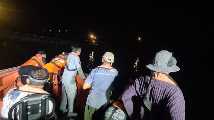 Bakamla menyelamatkan 9 korban kapal ikan bocor di tengah perairan Pulau Kera dan Pulau Semau, Kupang, NTT, Jumat (28/4/2023).