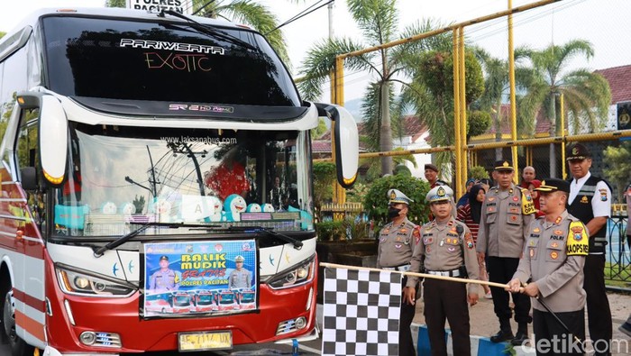 Nunuk tak dapat menyembunyikan raut bahagianya. Betapa tidak, ibu 2 anak itu tak harus repot mencari angkutan untuk membawanya kembali ke Surabaya.