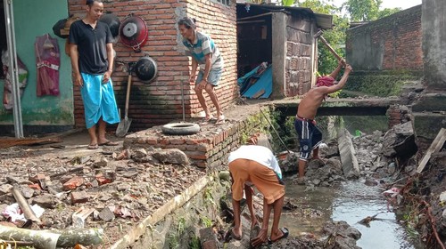 Kondisi rumah warga rusak akibat banjir di Kota Praya Lombok Tengah, NTB, Sabtu (29/4/2023).