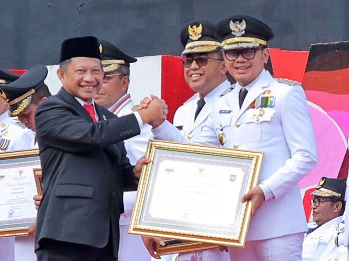 Bima Arya menerima penghargaan dari Mendagri sebagai penyelenggaraan pemerintahan daerah terbaik.