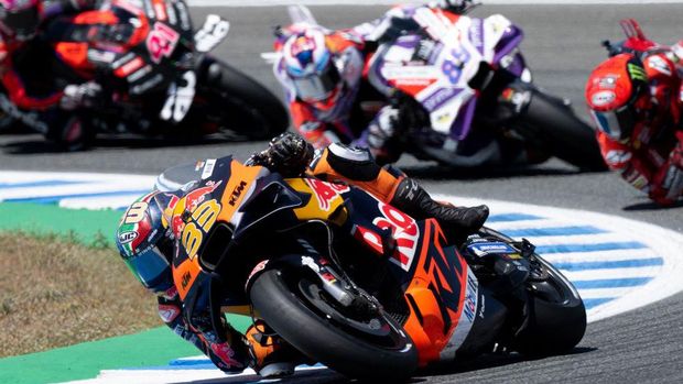 KTM South African rider Brad Binder competes in the sprint race of the MotoGP Spanish Grand Prix at the Jerez racetrack in Jerez de la Frontera on April 29, 2023. (Photo by JORGE GUERRERO / AFP) (Photo by JORGE GUERRERO/AFP via Getty Images)