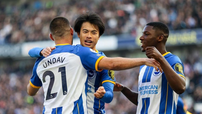 BRIGHTON, ENGLAND - APRIL 29: Deniz Undav of Brighton & Hove Albion is congratulated by team-mates Kaoru Mitoma and Moises Caicedo after he scores a goal to make it 6-0 during the Premier League match between Brighton & Hove Albion and Wolverhampton Wanderers at American Express Community Stadium on April 29, 2023 in Brighton, England. (Photo by Robin Jones/Getty Images)