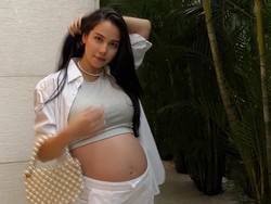 7 Penampilan Estelle Linden, Bumil Cantik Pamer Perut Buncit Pakai Crop Top