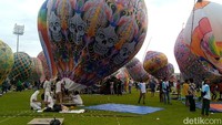 Wali Kota Pekalongan, HA Afzan Arslan Djunaid menjelaskan pihaknya mewadahi kegiatan ini dengan syarat peserta menambatkan balonnya. Hal ini sebagai upaya mengubah kebiasaan warga agar tidak lagi menerbangkan balon udara secara liar. Foto: Robby Bernardi/detikJateng
