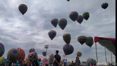 Warna-warni Balon Udara dalam Festival di Pekalongan