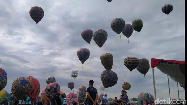 Warna-warni Balon Udara dalam Festival di Pekalongan