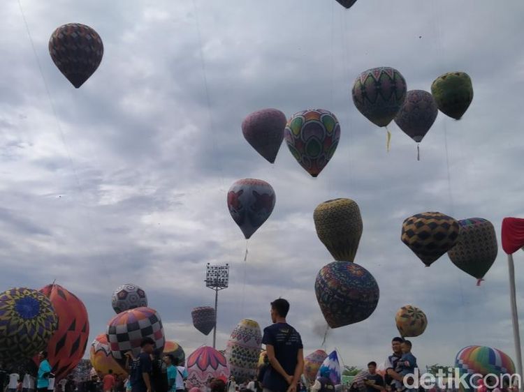 Warna-warni Balon Udara dalam Festival di Pekalongan