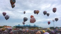Warga langsung tumpah ruah memenuhi Stadion Hoegeng. 