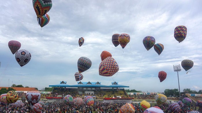 Sejumlah peserta mengikuti Festival Balon Udara Pekalongan di Stadion Hoegeng, Pekalongan, Jawa Tengah, Sabtu (29/4/2023). Dalam rangka menjaga tradisi syawalan, Pemerintah Kota Pekalongan mengadakan Festival Balon Udara Pekalongan yang diikuti oleh 92 peserta dengan cara ditambatkan di tanah agar tidak mengganggu lalu lintas udara. ANTARA FOTO/Harviyan Perdana Putra/pras.