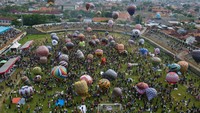 Sejumlah peserta mengikuti Festival Balon Udara Pekalongan di Stadion Hoegeng, Pekalongan, Jawa Tengah, Sabtu (29/4/2023).