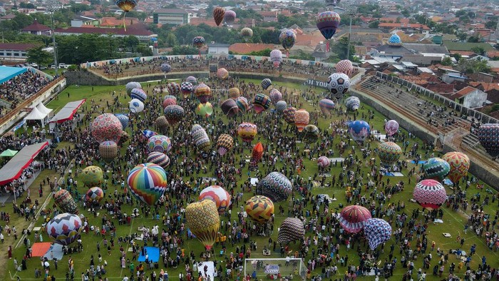 FESTIVAL BALON UDARA PEKALONGAN 2023 Sejumlah peserta mengikuti Festival Balon Udara Pekalongan di Stadion Hoegeng, Pekalongan, Jawa Tengah, Sabtu (29/4/2023). Dalam rangka menjaga tradisi syawalan, Pemerintah Kota Pekalongan mengadakan Festival Balon Udara Pekalongan yang diikuti oleh 92 peserta dengan cara ditambatkan di tanah agar tidak mengganggu lalu lintas udara. ANTARA FOTO/Harviyan Perdana Putra/pras.
