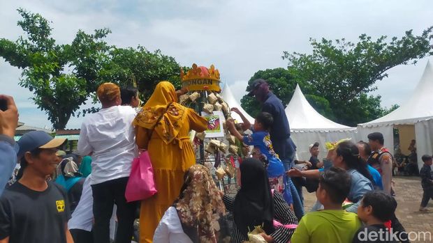 Semarak! Itu kata yang pas untuk menggambarkan Festival Kupatan Tanjung Kodok, yang baru digelar kembali setelah 3 tahun libur karena pandemi.
