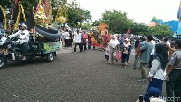 Semarak! Itu kata yang pas untuk menggambarkan Festival Kupatan Tanjung Kodok, yang baru digelar kembali setelah 3 tahun libur karena pandemi.