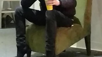 Sepatu pria ini tampak mempunyai hak, padahal itu kaki bangku. Foto: Brightside