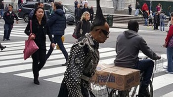 Pengambilan foto yang pas waktunya, kepala pria ini menyatu dengan pepohonan. Foto: Brightside