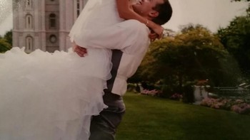 Kaki pengantin wanita ini terlihat duduk di pundak sang suami, nyatanya itu cuma baju yang berwarna putih. Foto: Brightside