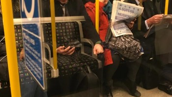 Efek refleksi, foto pria ini seperti hantu transparan. Foto: Brightside