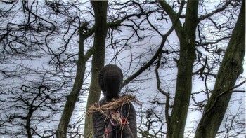 Patung kayu wanita hamil yang ekspresif ini merupakan penemuan yang mengejutkan bagi para pendaki terletak di Kent, Inggris. Tidak ada yang tahu siapa seniman yang membuatnya atau sudah berapa lama patung wanita itu berada di hutan tersebut. Foto: Boredpanda