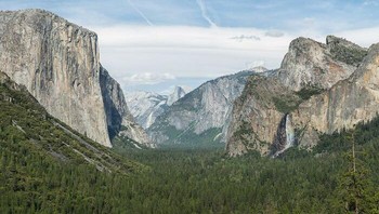 Taman Nasional Yosemite terkenal dengan air terjunnya yang luar biasa dan kebun sequoia yang sangat besar. Meski demikian ada cerita menyeramkan di mana banyak pendaki yang telah berjalan kaki di Chilnualna Falls Trailhead jelas mendengar seseorang menangis. Konon, tangisan itu berasal dari seorang anak yang tenggelam di Danau Grouse untuk meminta pertolongan. Foto: Boredpanda