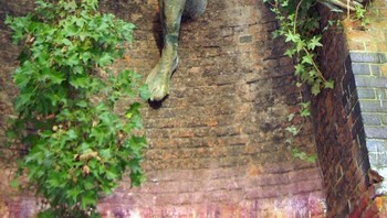 Parkland Walk, London, U.K. Hutan ini mengikuti jalur metro tua di London. Suasananya indah sekaligus memiliki nuansa menyeramkan. Foto: Boredpanda