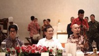 Sebelum resmi bergabung, Al Ghazali terlihat menikmati hidangan bersama Prabowo dan ayahnya di sebuah acara. Foto: Instagram @alghazali7
