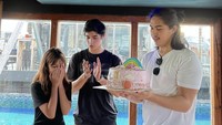 Kali ini Al Ghazali sedang memberikan kejutan berupa kue berwarna pink untuk adik perempuannya. Sweet ya? Foto: Instagram @alghazali7