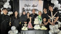 Lagi-lagi Al terlihat membagikan momen manis saat kumpul bersama keluarga sebelum menikmati kue di ulang tahun adiknya, Shafea. Foto: Instagram @alghazali7