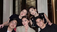 Pria kelahiran 1997 itu awalnya tidak tertarik pada dunia politik. Ia hanya terlihat suka bermusik, berakting, dan kumpul makan bersama temannya seperti ini. Foto: Instagram @alghazali7