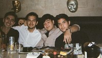 Ini gaya pria berusia 26 tahun itu saat habiskan waktu bersama temannya. Mereka memesan beberapa minuman dan kue manis. Foto: Instagram @alghazali7