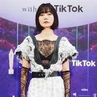Bae Doona menampilkan selera fashion-nya yang edgy di red carpet Baeksang Awards 2023. Aktris yang khas dengan potongan rambut bob berponi ini mengenakan gaun berdetail smock dan kristal yang dipadankan dengan sarung tangan lace serta belt sebagai aksentuasi pada pinggangnya. Foto: Twitter/@TikTok_Korea, Instagram/@koreadispatch