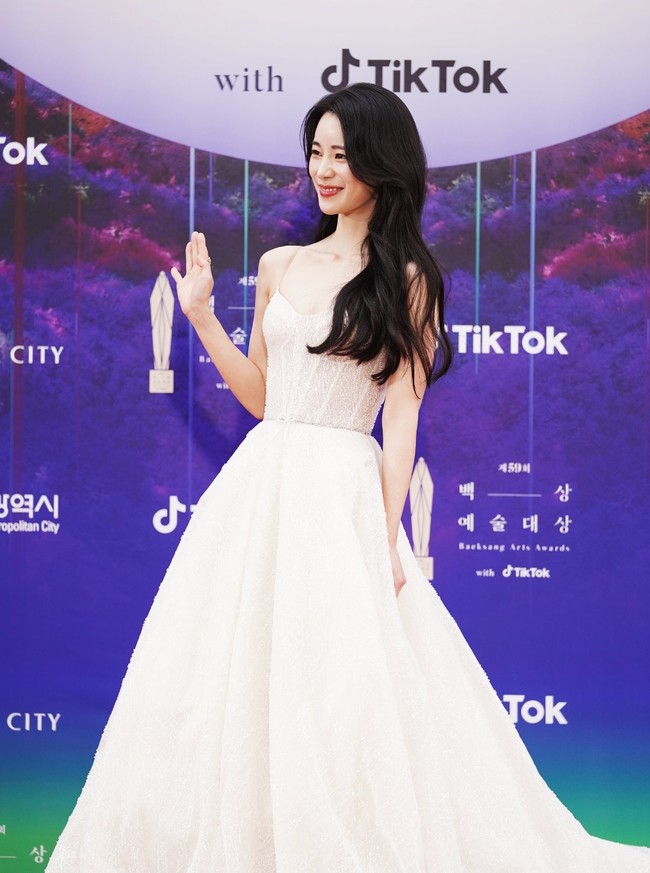 Bintang ‘The Glory’ Lim Ji Yeon tampil cantik dengan gaun elegan warna ivory. Tampak simpel, gaunnya ternyata sarat detail lewat permainan tekstur yang membuat tampilannya terkesan mewah tanpa harus terlihat berlebihan. Foto: Twitter/@TikTok_Korea, Instagram/@koreadispatch