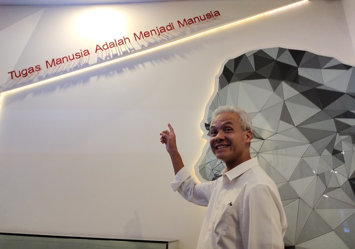 Gubernur Jateng yang telah diusung PDIP jadi bakal capres 2024, Ganjar Pranowo, mengunjungi Museum Multatuli di Rangkasbitung, Banten, Sabtu (29/4/2023).
