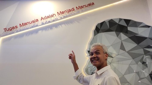Gubernur Jateng yang telah diusung PDIP jadi bakal capres 2024, Ganjar Pranowo, mengunjungi Museum Multatuli di Rangkasbitung, Banten, Sabtu (29/4/2023).